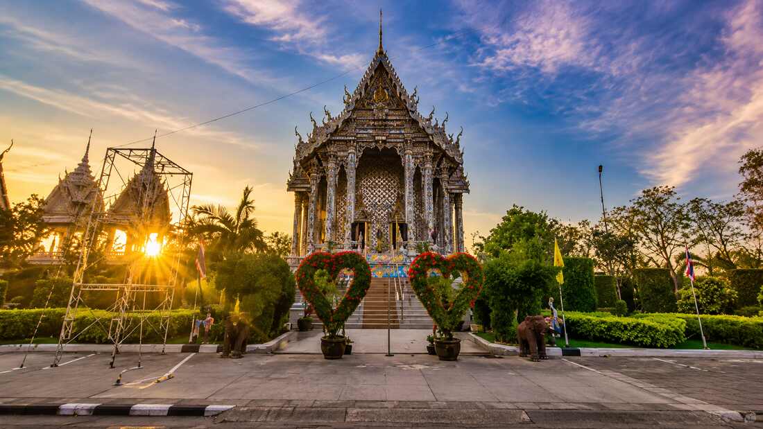 วัดในย่านลำลูกกา จังหวัดปทุมธานี ยามพระอาทิตย์ขึ้น